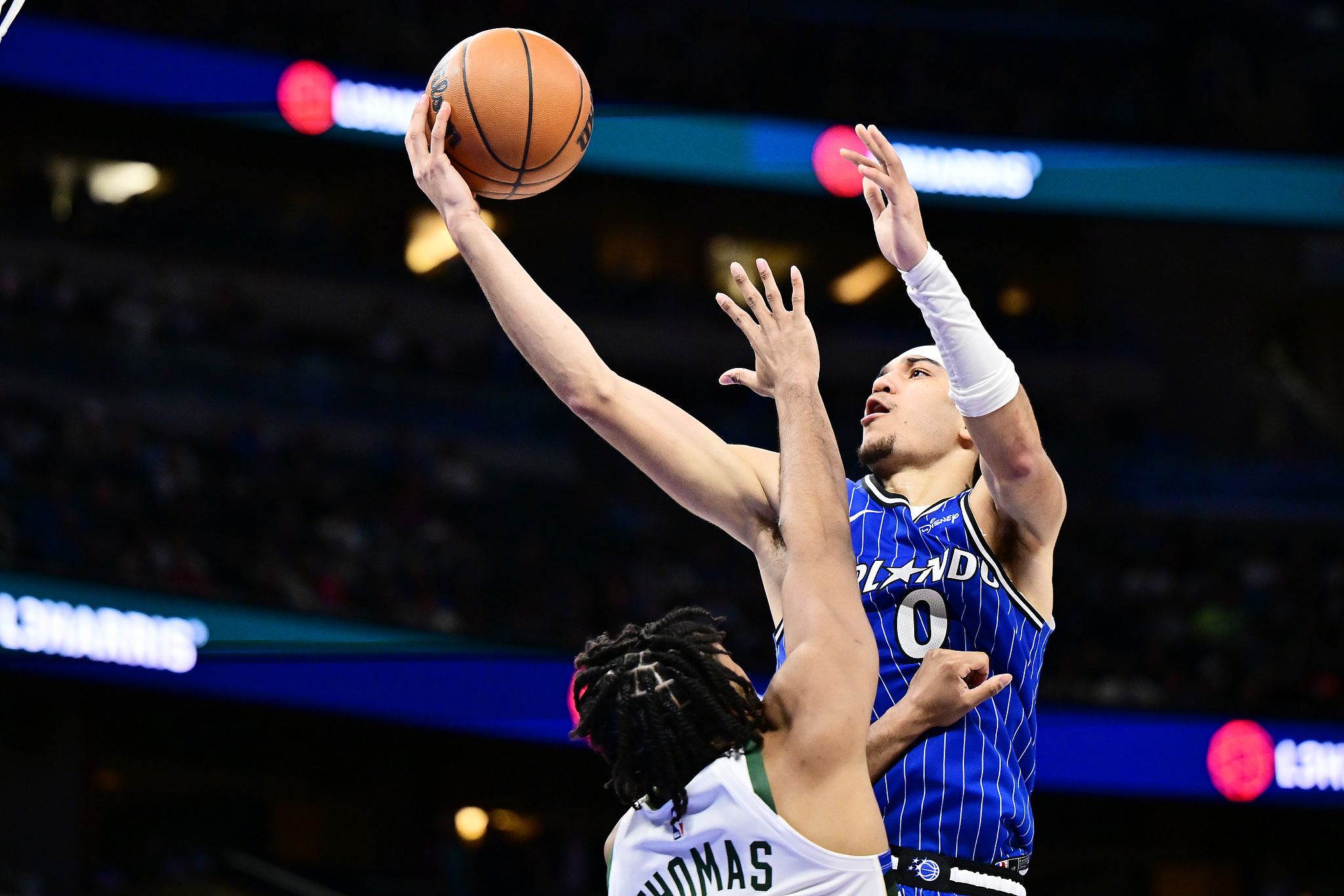 布莱克26分贝恩25分 库兹马仅3分魔术战胜雄鹿